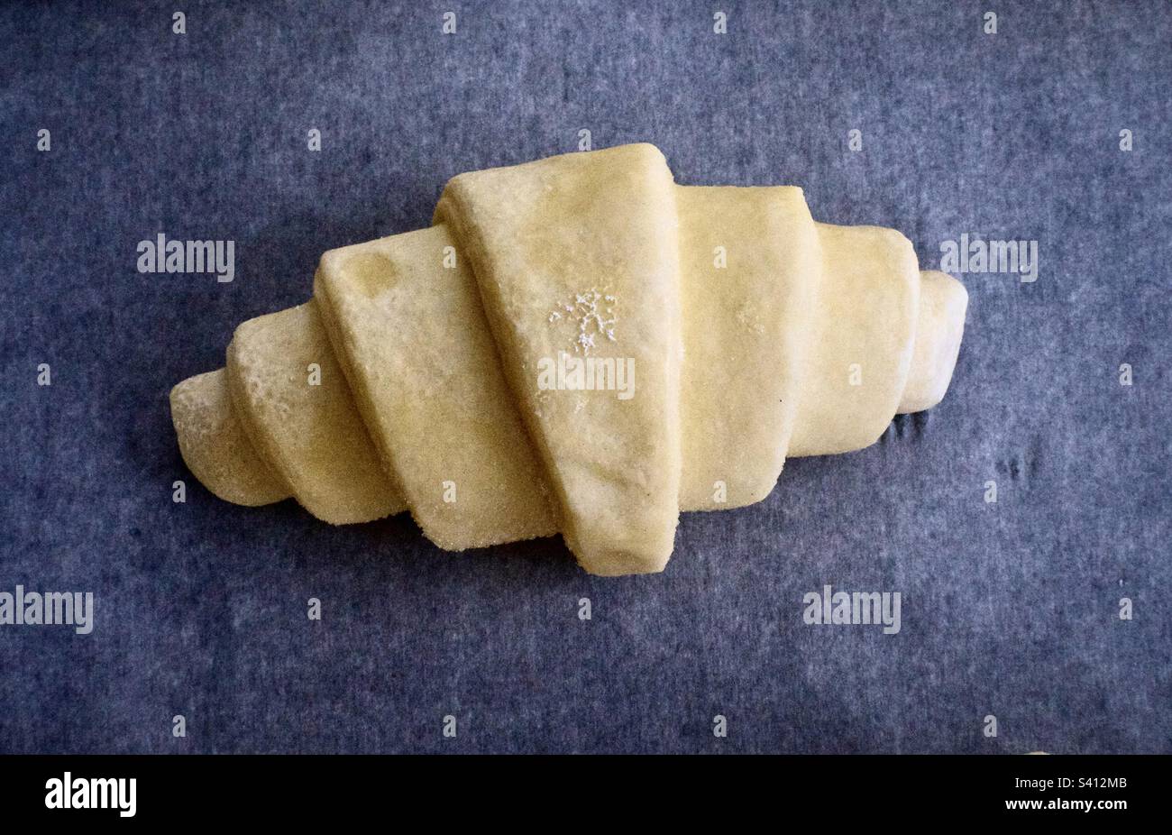 Ein Croissant für den Ofen. - Smartphone-aufgenommenes Stockfoto