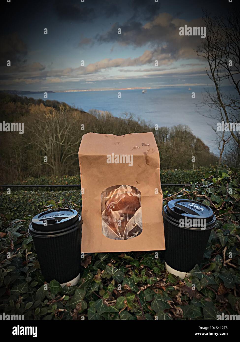 Machen Sie einen Spaziergang auf den Downs und machen Sie Halt für Kaffee und Kuchen mit Blick über Torbay UK. Stockfoto