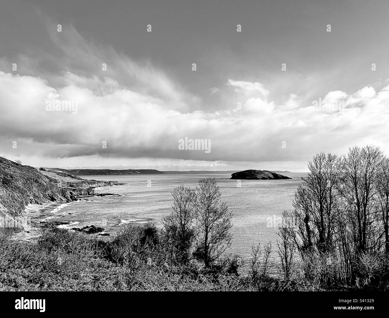 Cornish Coast Path zwischen Looe und Polperro mit Blick auf Looe Island und weit reichenden Ausblicken oder Rame Head Stockfoto