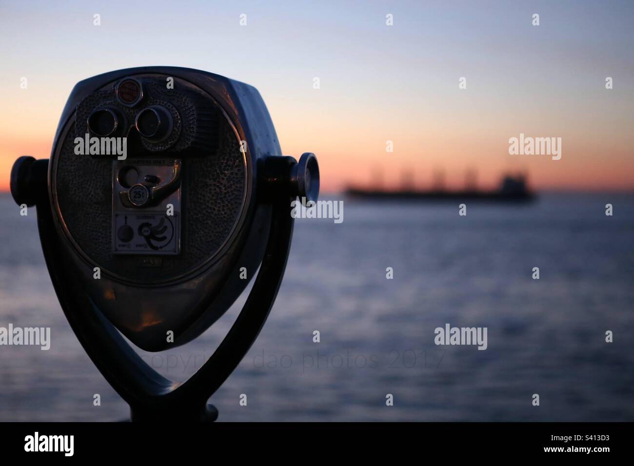 Westport, WA USA - Grays Harbor - Schiff, das bei Sonnenuntergang auf See geht Stockfoto
