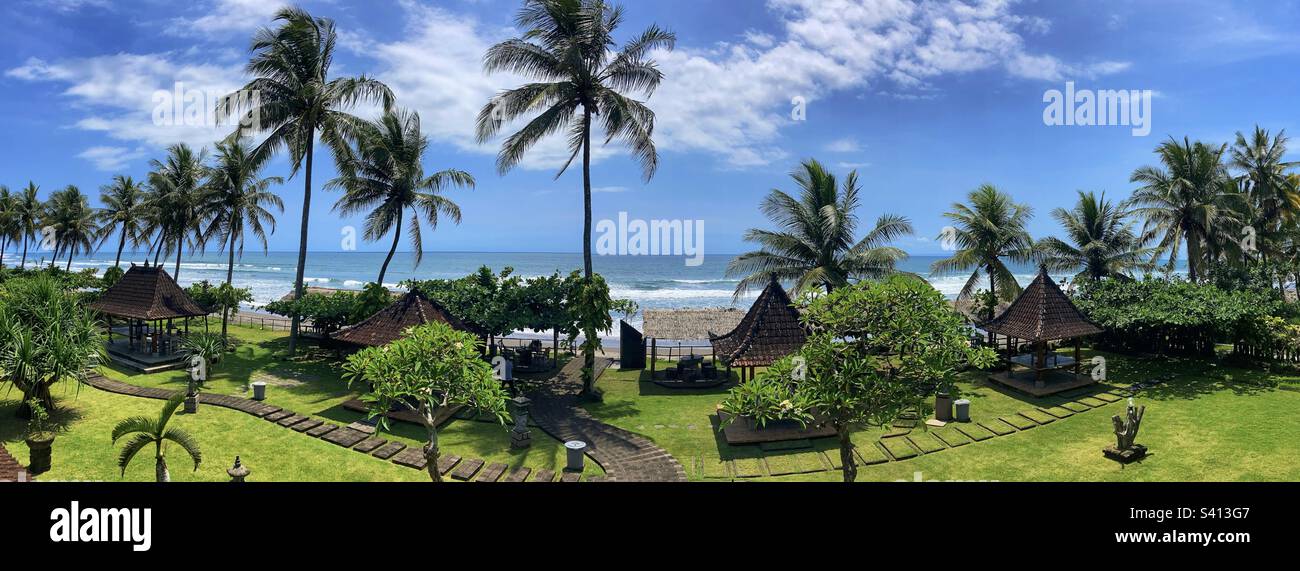 Beachside Warung in West Bali mit Strand und Palmen Stockfoto