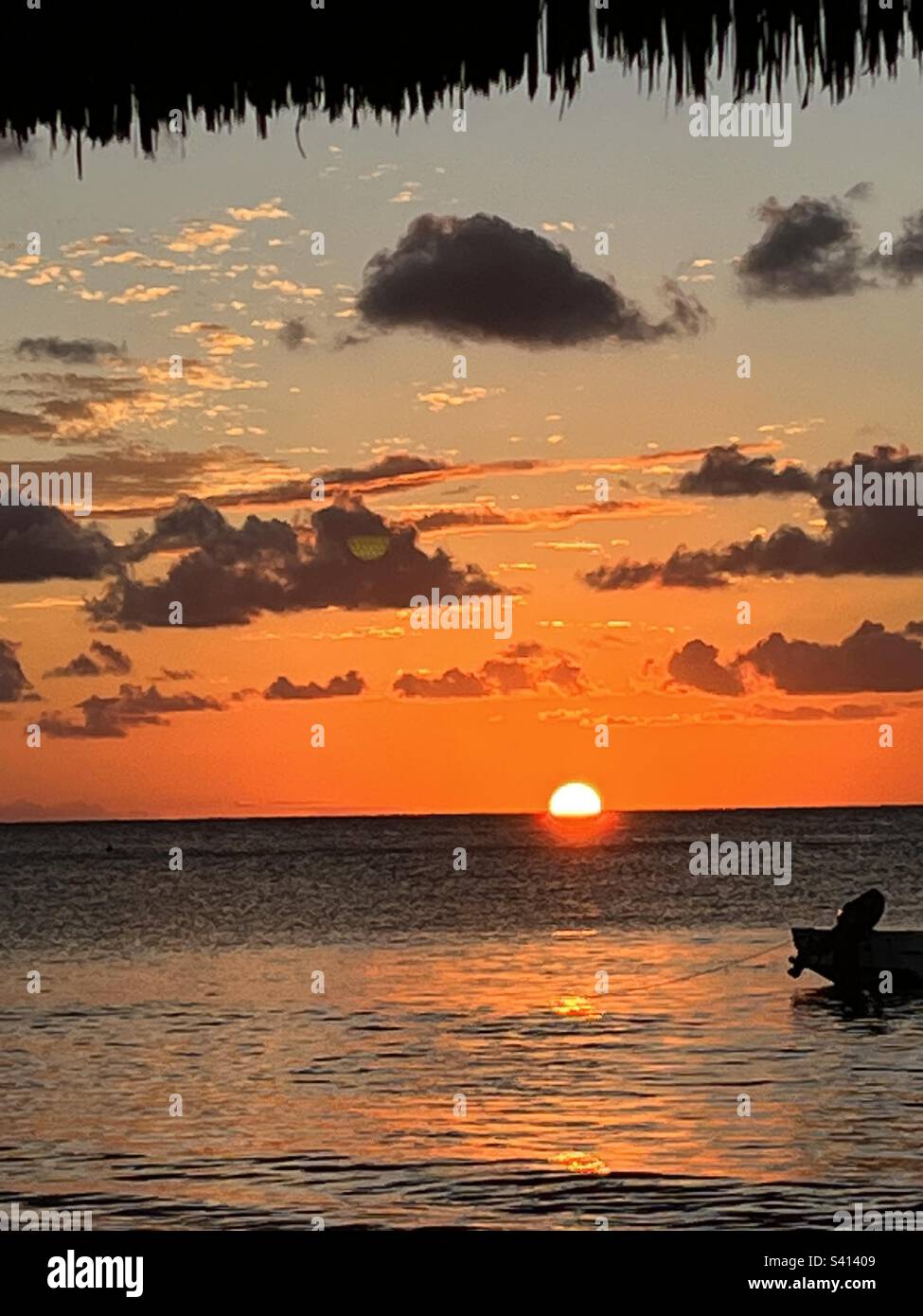 Strand, Cozumel, Mexiko, Sonnenuntergang, Sonnenuntergang, Dämmerung, Dämmerung, Meer, Wolken, Boot, Palapa, Meer, Horizont, romantischer Abend, Sonne, Orangefarbener und blauer Himmel Stockfoto