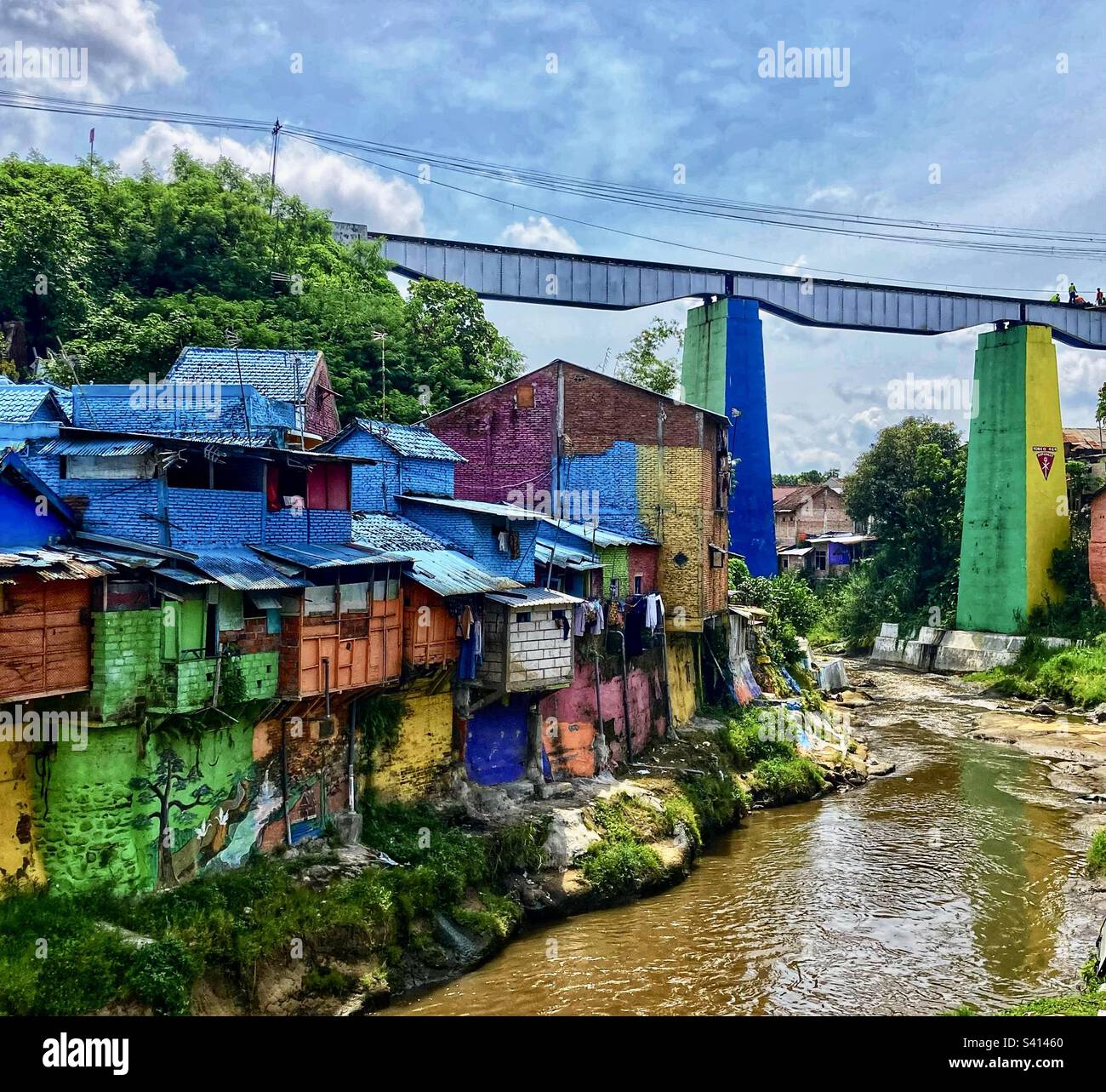 Mehrfarbige Häuser von Kampung KWJ in Malang Ost-Java Indonesien mit Eisenbahnbrücke Stockfoto