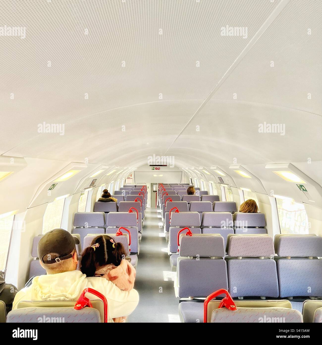 Auf dem Oberdeck eines Doppeldeckerzuges auf dem RENFE-Netz in Spanien - Smartphone-aufgenommenes Stockfoto