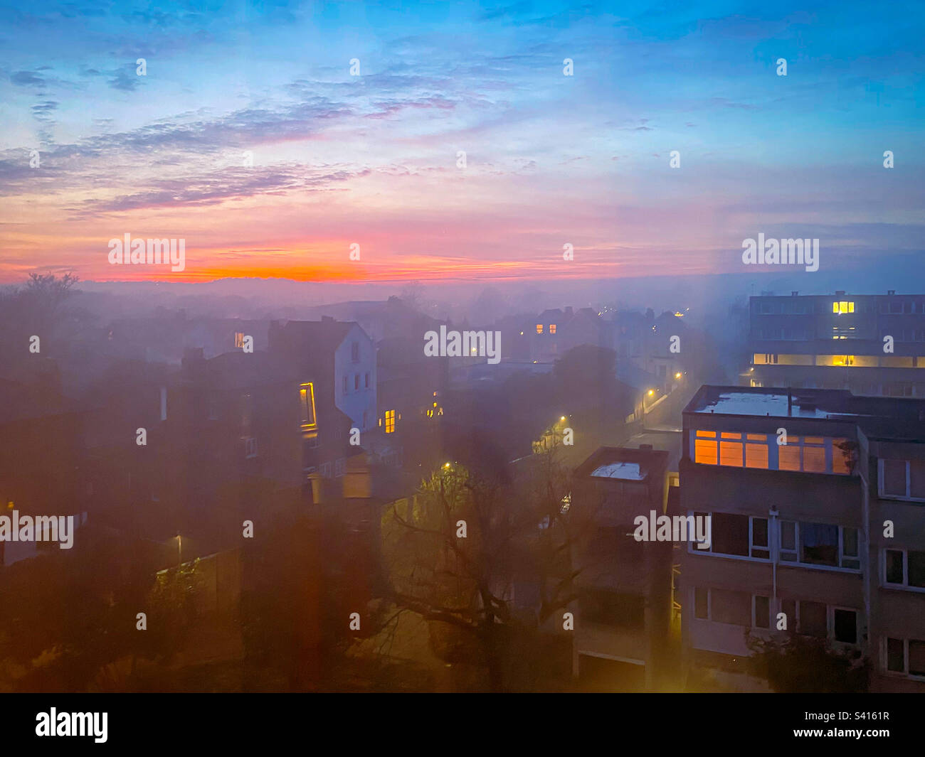 Blick auf die Dächer von Windsor an einem nebeligen Winterabend von einer Wohnung in einem Wohnblock in den oberen Stockwerken Stockfoto