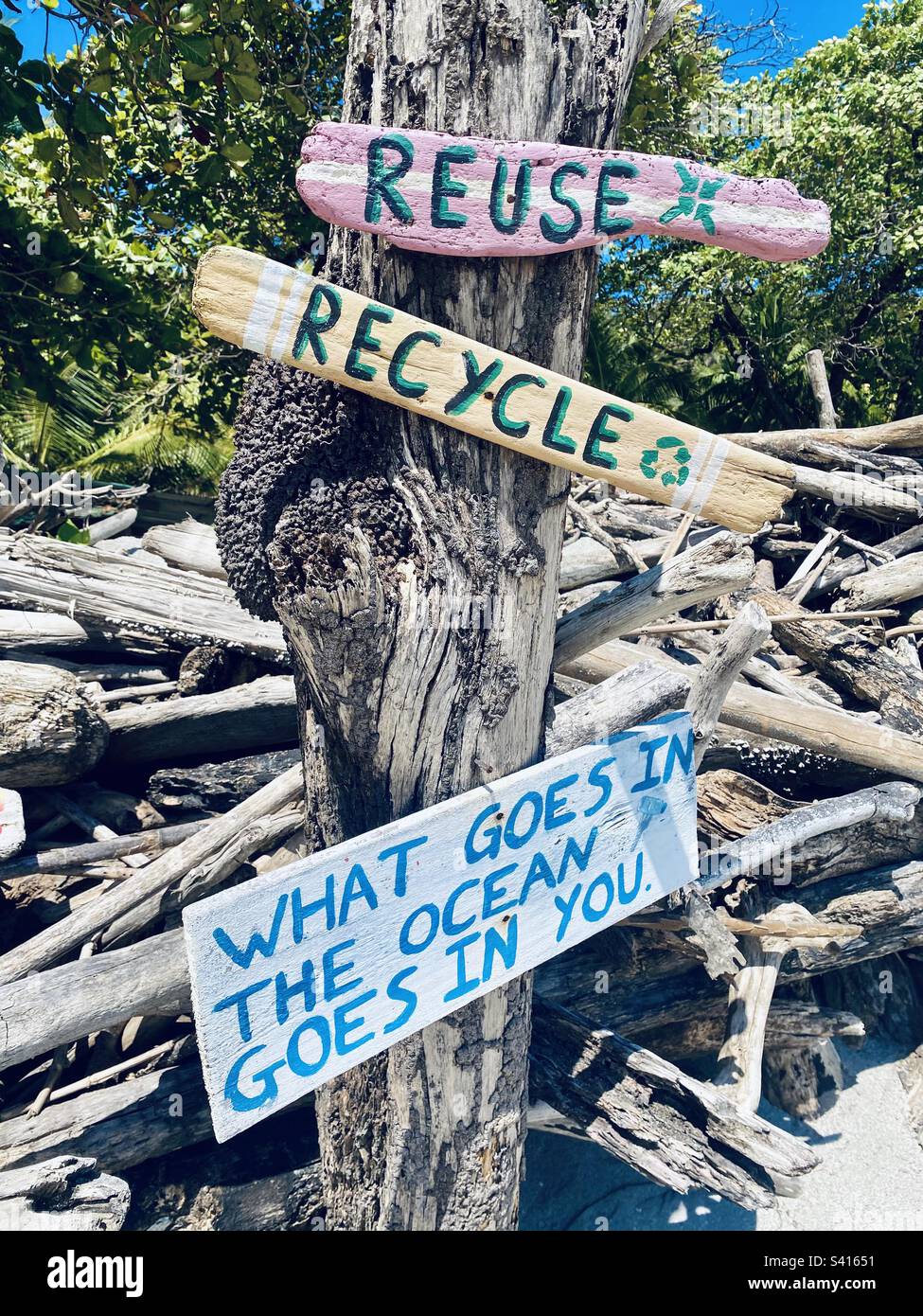 Handgeschriebene Schilder über Recycling an einem Strand in Costa Rica - Smartphone-aufgenommenes Stockfoto