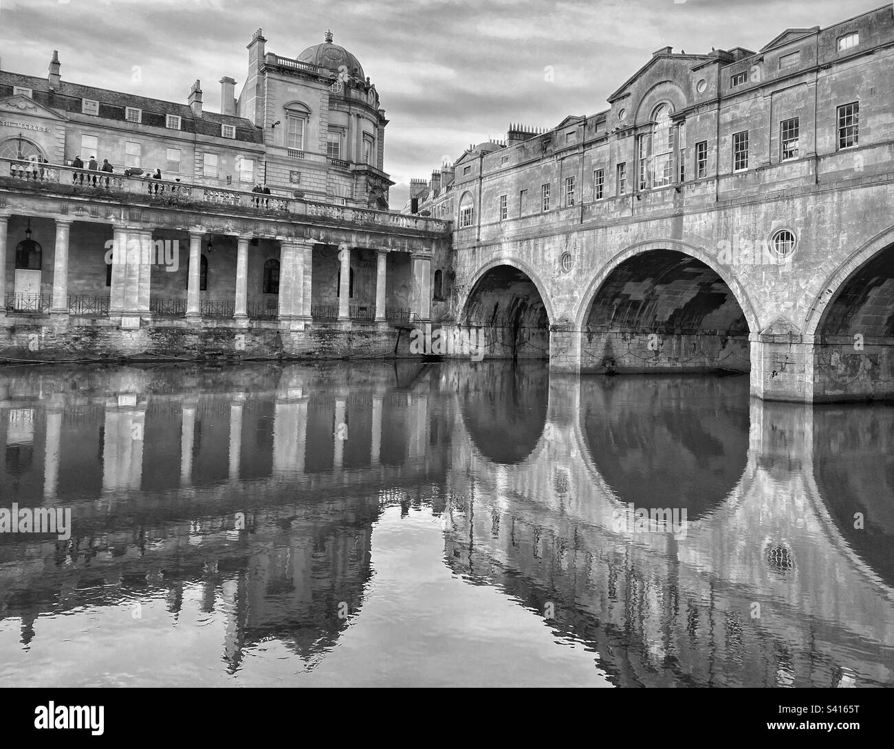Ein einfarbiger Blick auf die berühmte Pultney Bridge in Bath, England, mit Reflexionen im Fluss Avon. Bath ist ein absolutes muss für Besucher Englands. Es hat eine interessante Geschichte und einzigartige Architektur. - Smartphone-aufgenommenes Stockfoto