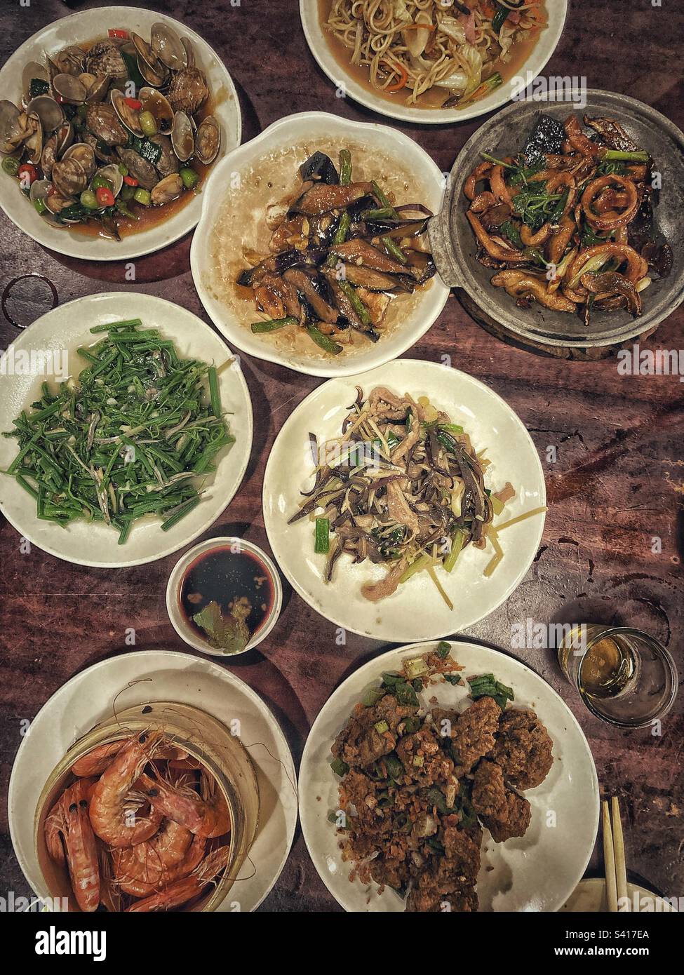 Opulentes taiwanesisches Abendessen für zwei mit acht kleinen Gerichten. Stockfoto