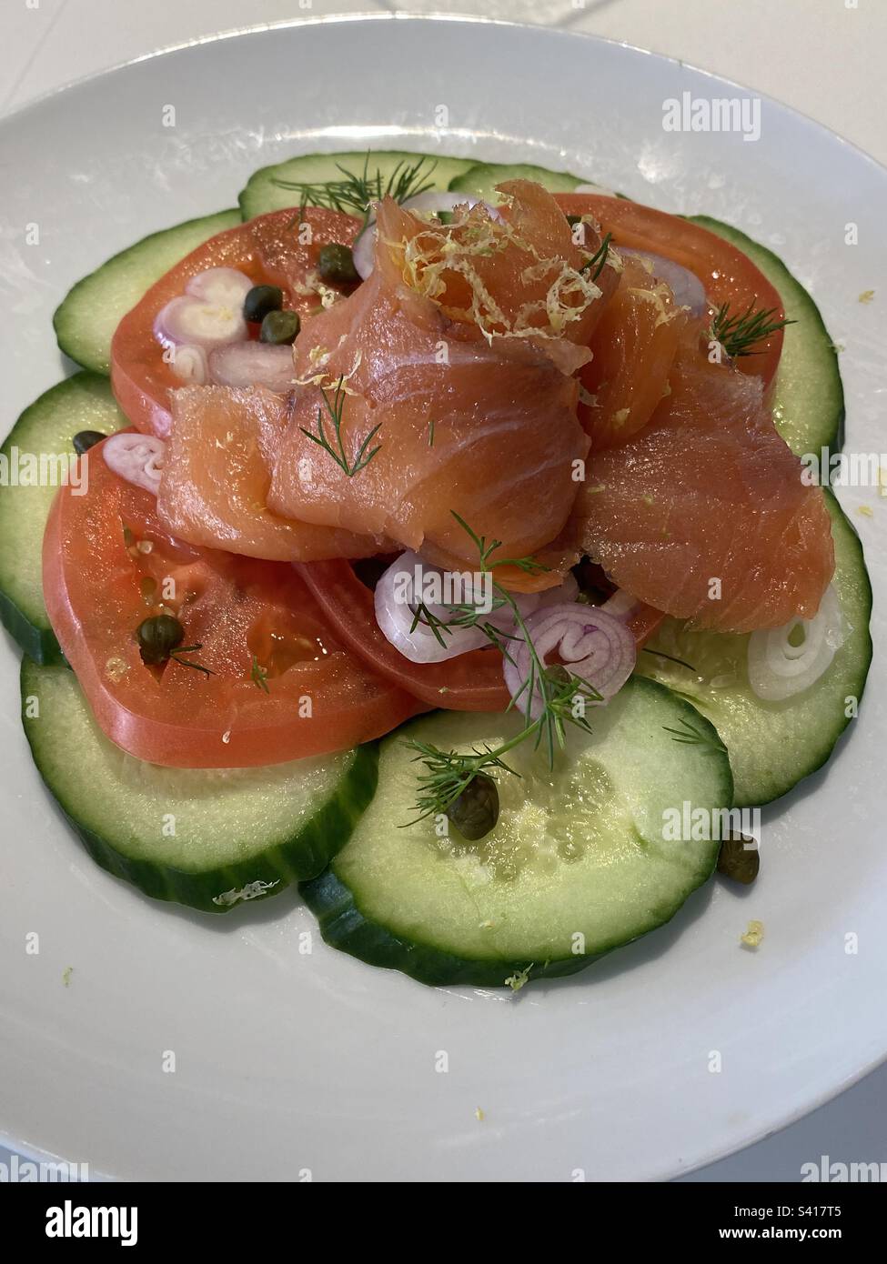 Lachs, Gurke, Tomate Stockfoto