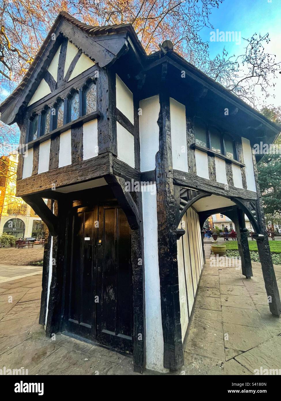 Mock Tudor Gardener’s Hut in Soho Square, London- 1992 wurde die zweistöckige Hütte als Stufe II gelistet und wurde im Zweiten Weltkrieg als Luftschutzbunker genutzt Stockfoto