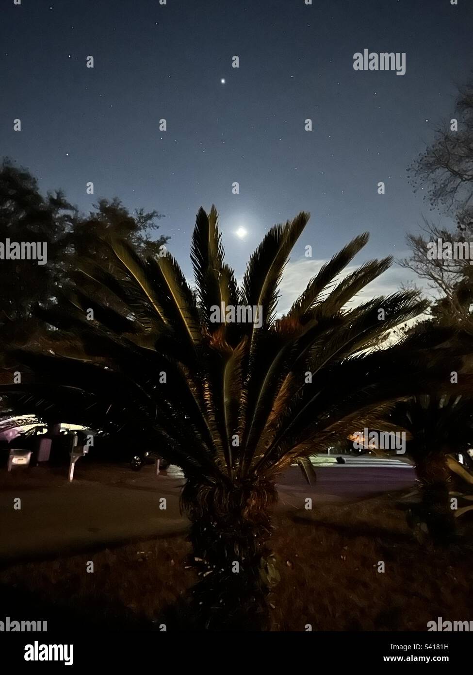 Eine fantastische Aufnahme des Nachthimmels, bei der der Mond und die Venus mit dem iPhone 14 pro max aufgenommen werden Stockfoto