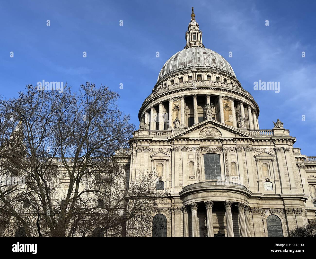 St. Paul's Cathedral im Zentrum von London. St. Paul's ist eine anglikanische Kathedrale und der Sitz des Bischofs von London. Sie befindet sich auf dem Ludgate Hill, dem höchsten Punkt der City of London. Stockfoto