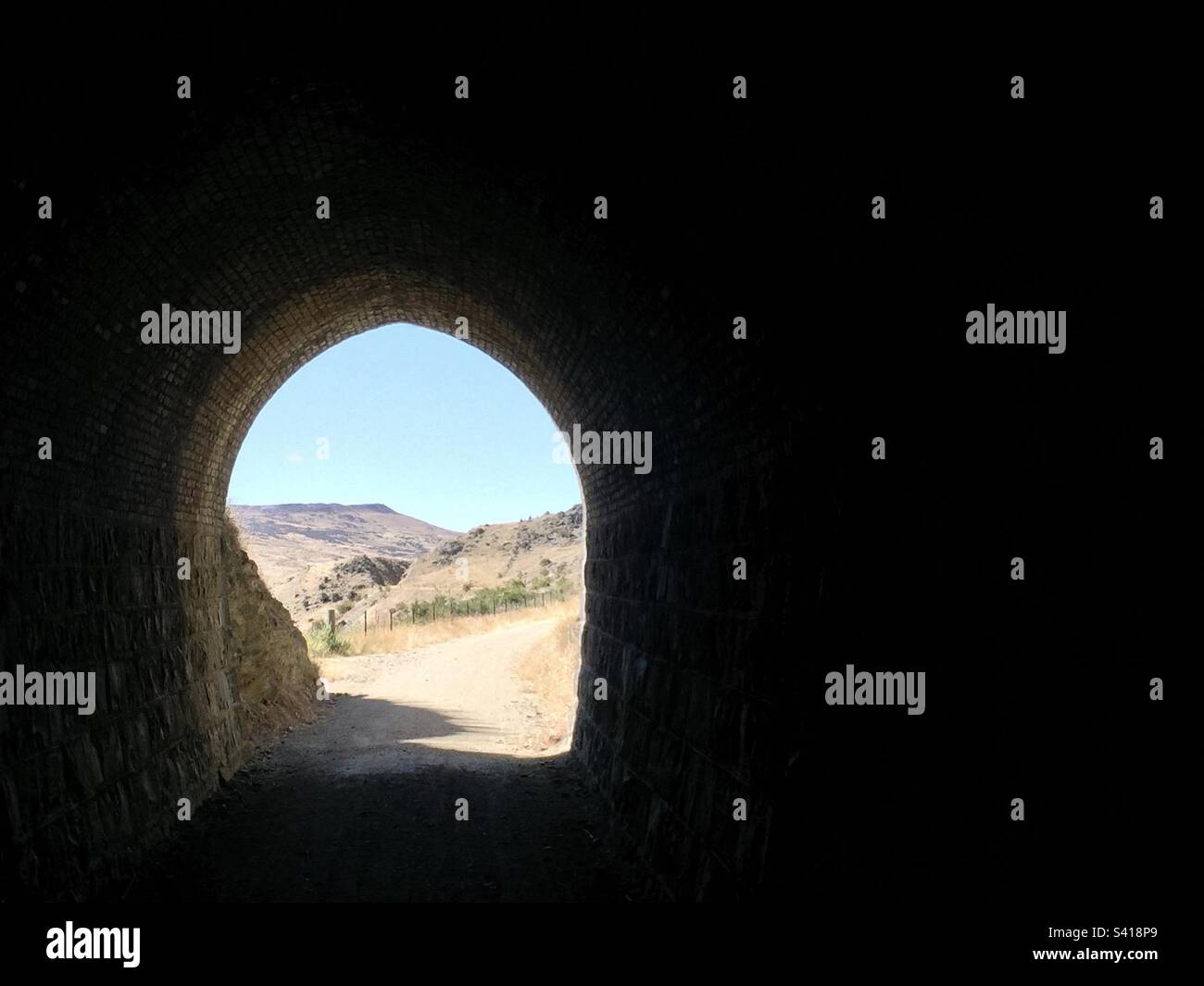 Blick aus einem Tunnel auf dem Central Otago Rail Trail in Neuseeland Stockfoto