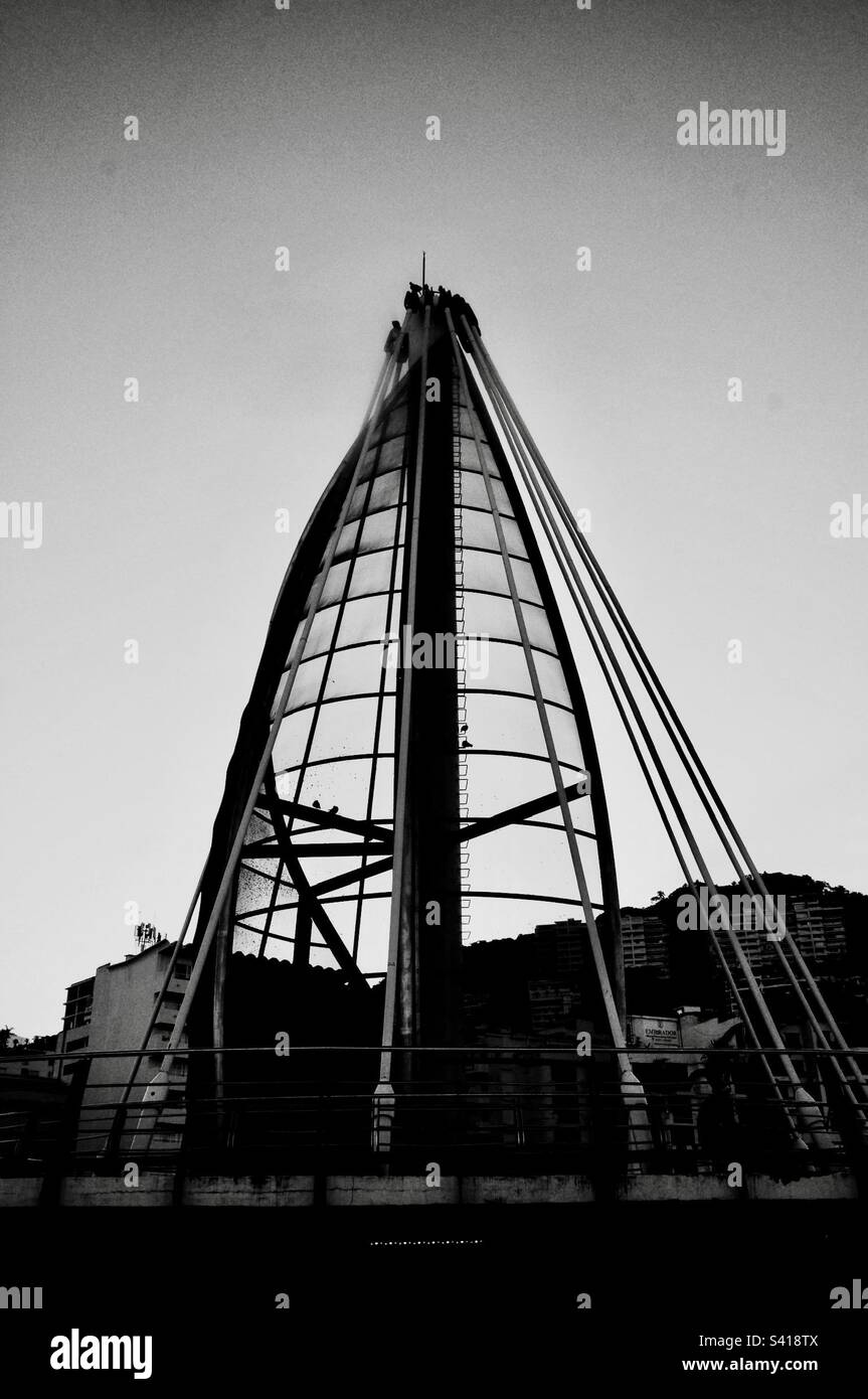 Los Muertos Beach Pier segelt wie eine Skulptur in Schwarz und Weiß. Stockfoto