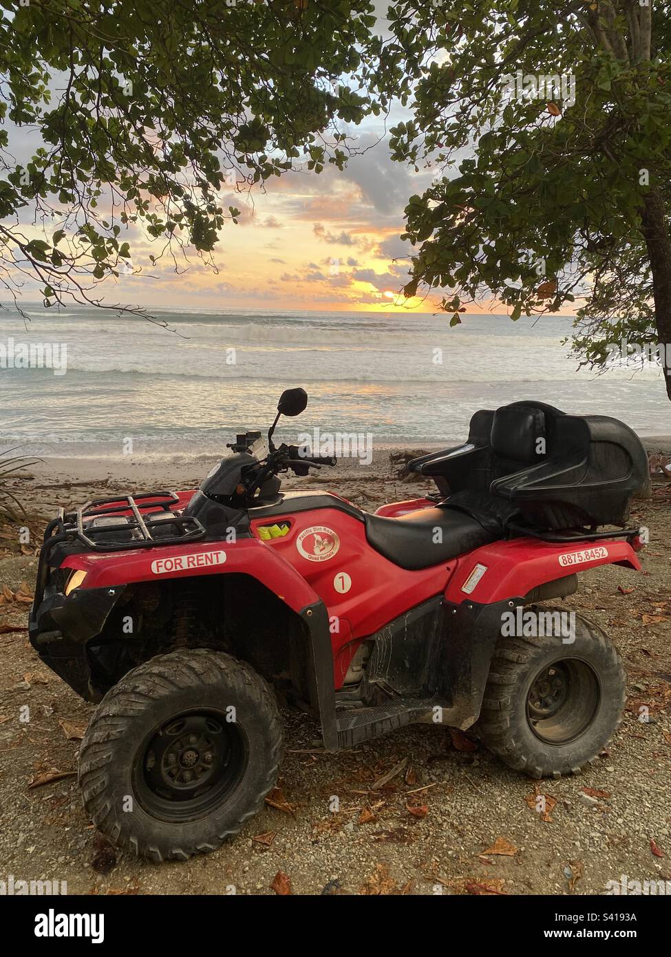 Ein Quad. Das Fahrrad steht in der Nähe des Strandes bei Sonnenuntergang in Costa Rica Stockfoto