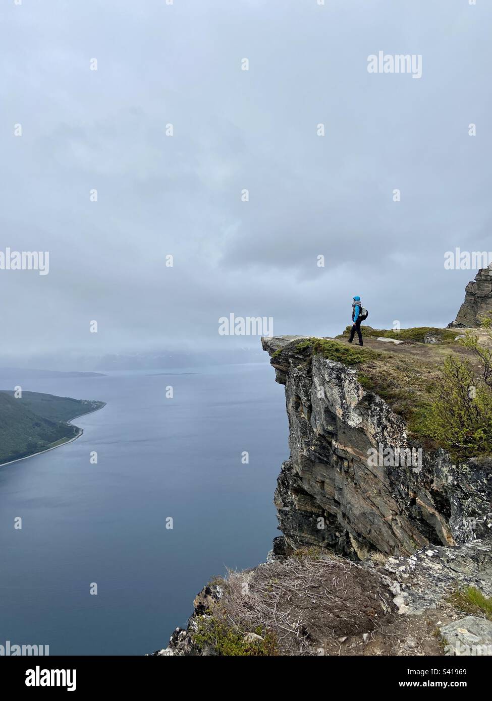 An einem bewölkten Junitag in der Nähe der Klippe auf dem Berg Keipen auf den Lofoten-Inseln, Nordnorwegen. Stockfoto