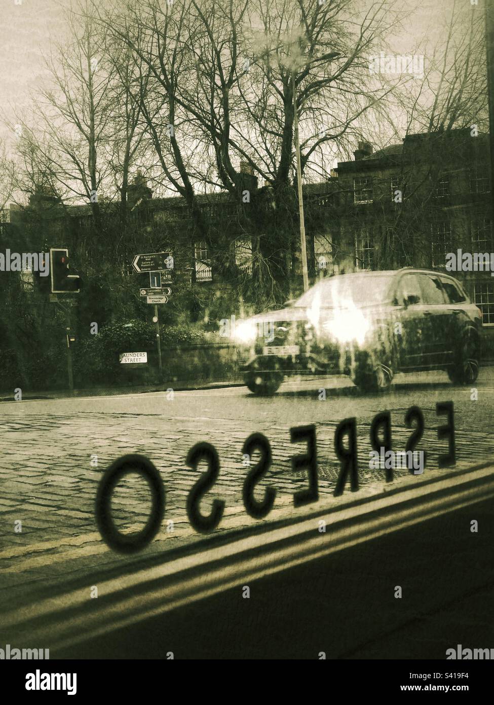 Blick auf die Straße vom Café - Smartphone-aufgenommenes Stockfoto