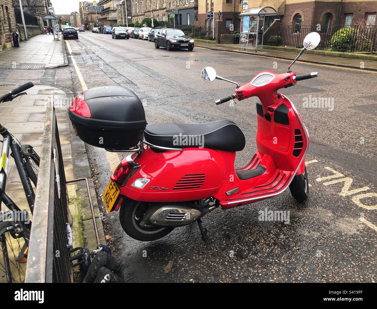 Roter Vespa Gts Superroller Stockfoto