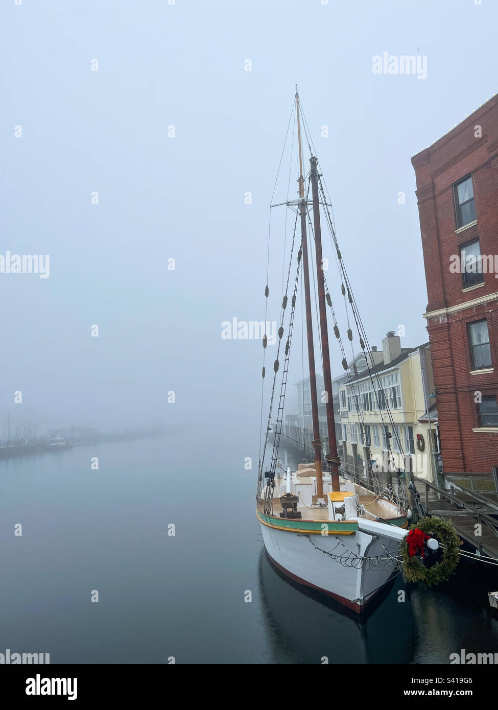 Nebiger Blick von der Mystic River Bascule Bridge in Mystic, Connecticut am 31. Dezember 2022. Stockfoto