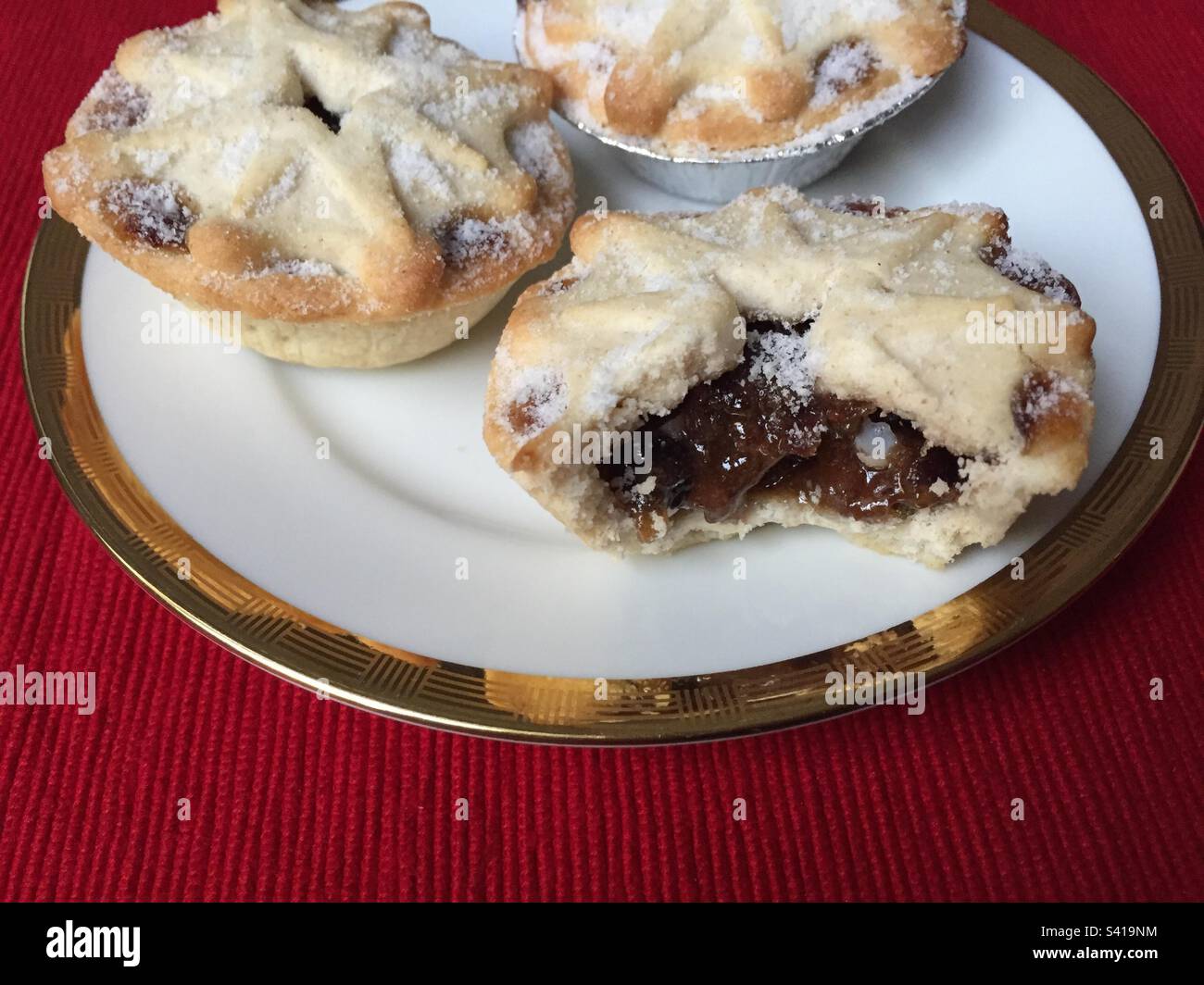 Hackkuchen auf einem weißen Teller mit goldenem Rand, traditionelle Weihnachtsgeschenke, Abb. 16. Stockfoto