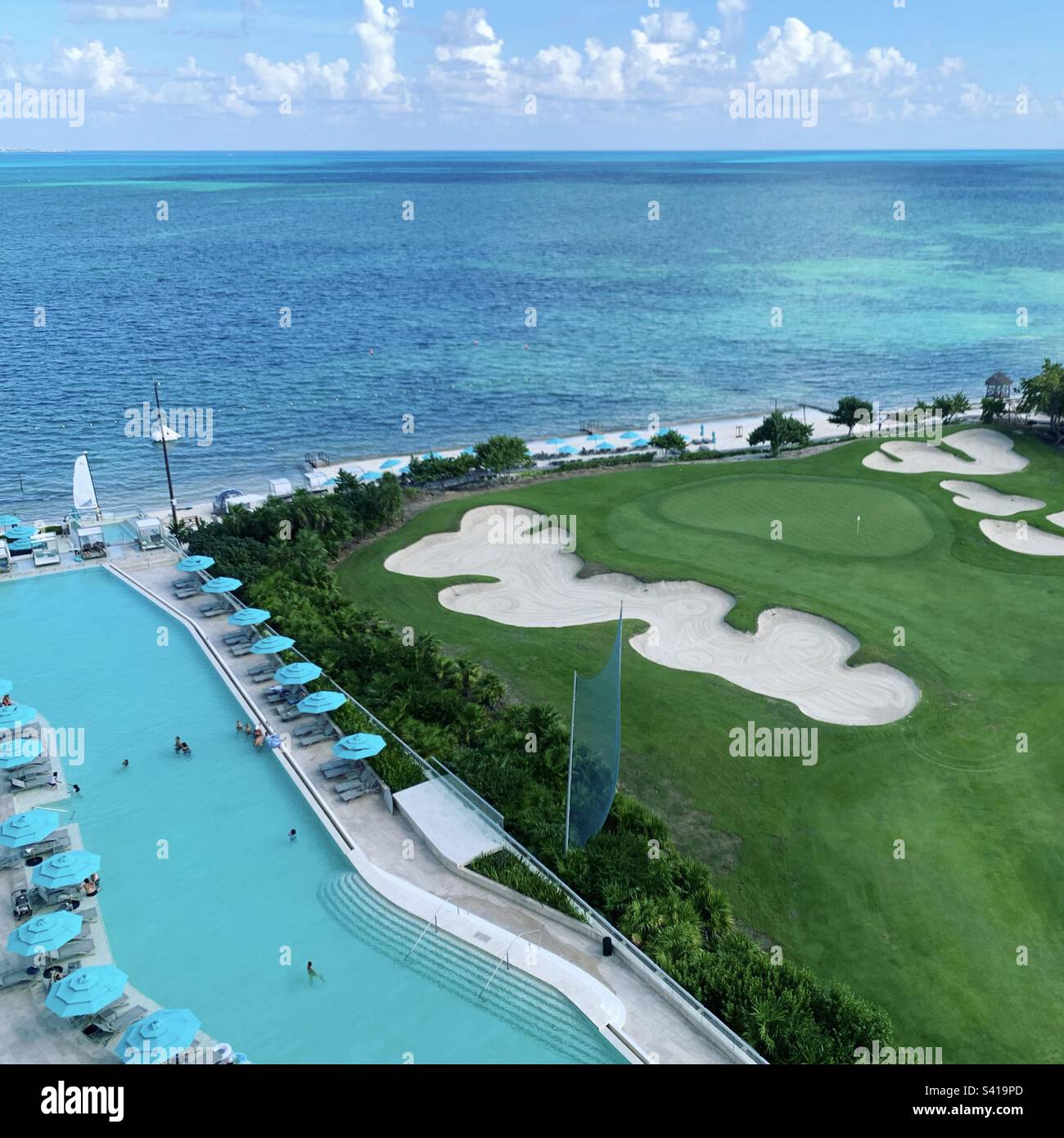 Pool, Golfplatz und Meerblick im Dreams Vista Cancun Golf and Spa Resort, Cancun, Quintana Roo, Mexiko Stockfoto