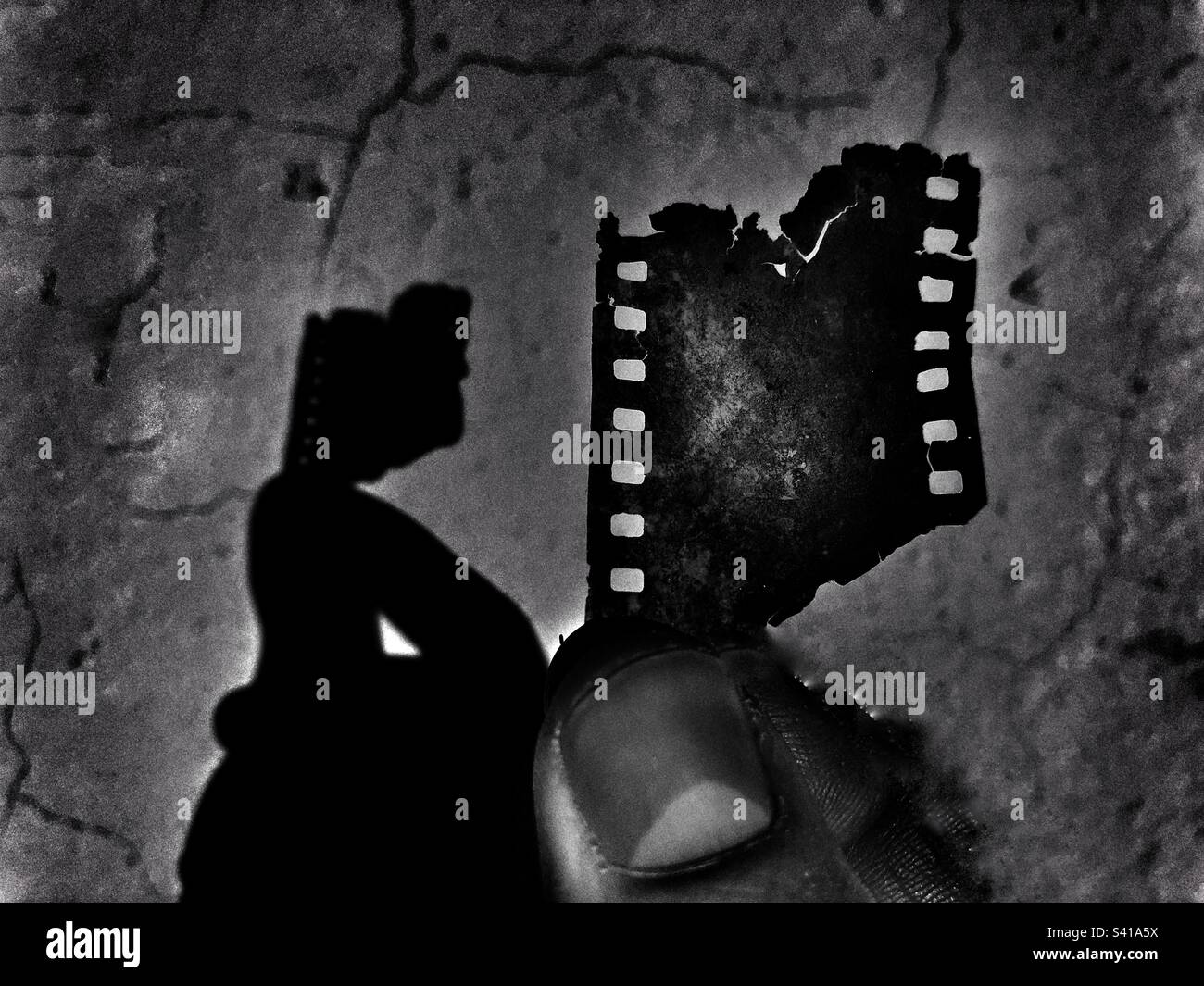 Dramatisches Bild eines fotografischen Films in der Hand Stockfoto