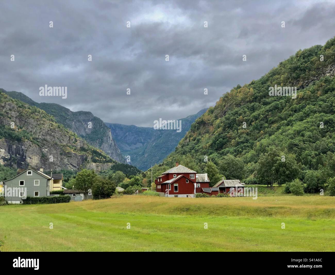 Norwegische Landschaft mit typisch norwegischen Holzhäusern Stockfoto