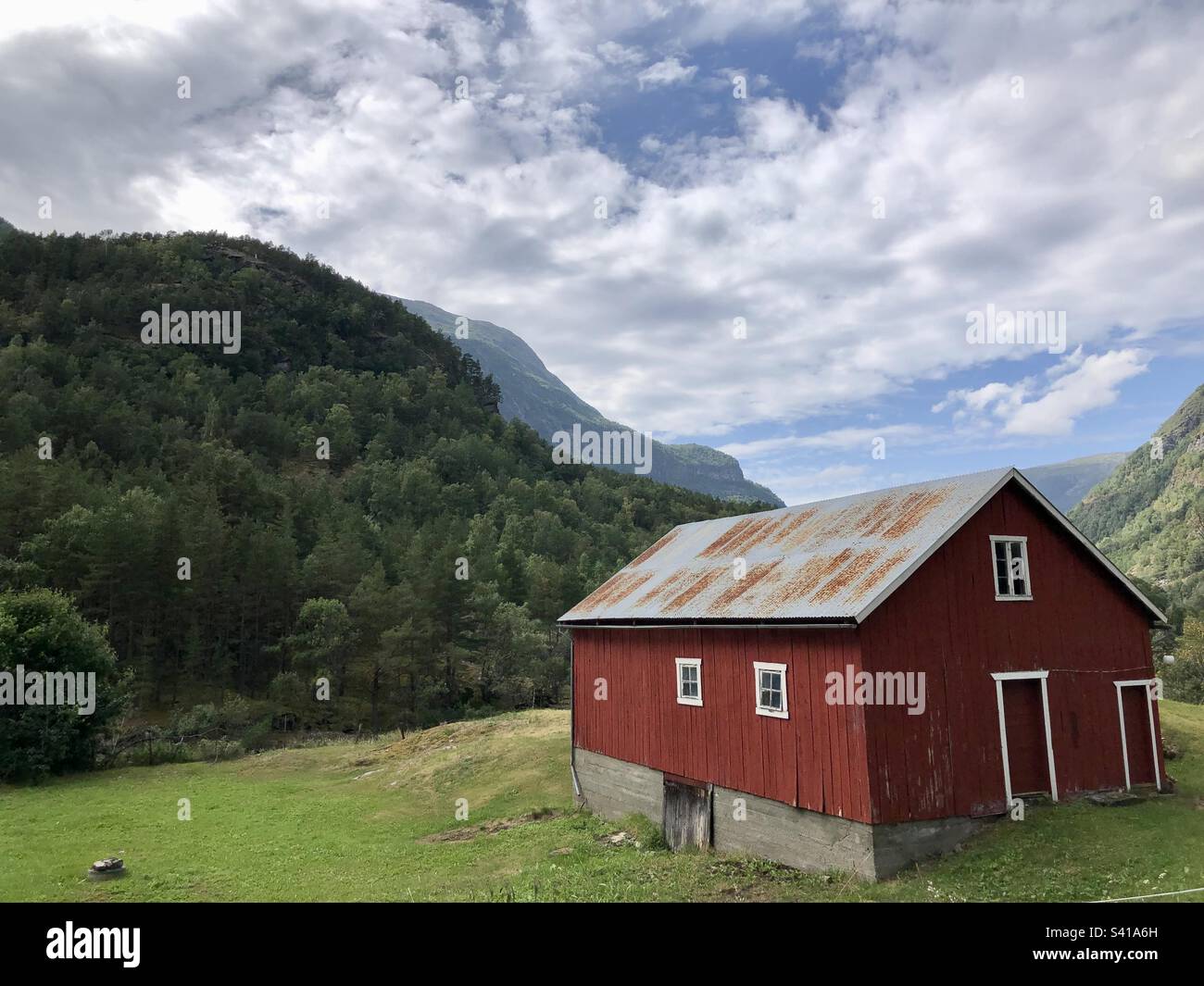 Norwegische Landschaft mit typisch norwegischem Holzhaus Stockfoto