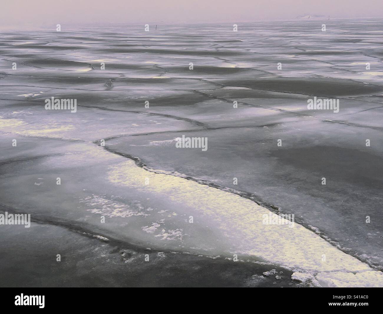 Endloses Feld von gerissenen Eiswürfeln auf der Oberfläche der Ostsee - Smartphone-aufgenommenes Stockfoto