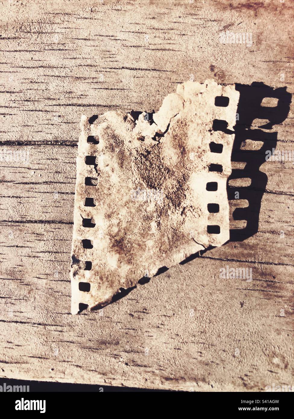 Schmuddelige, alte 35mm-Analogfilmrolle Stockfoto