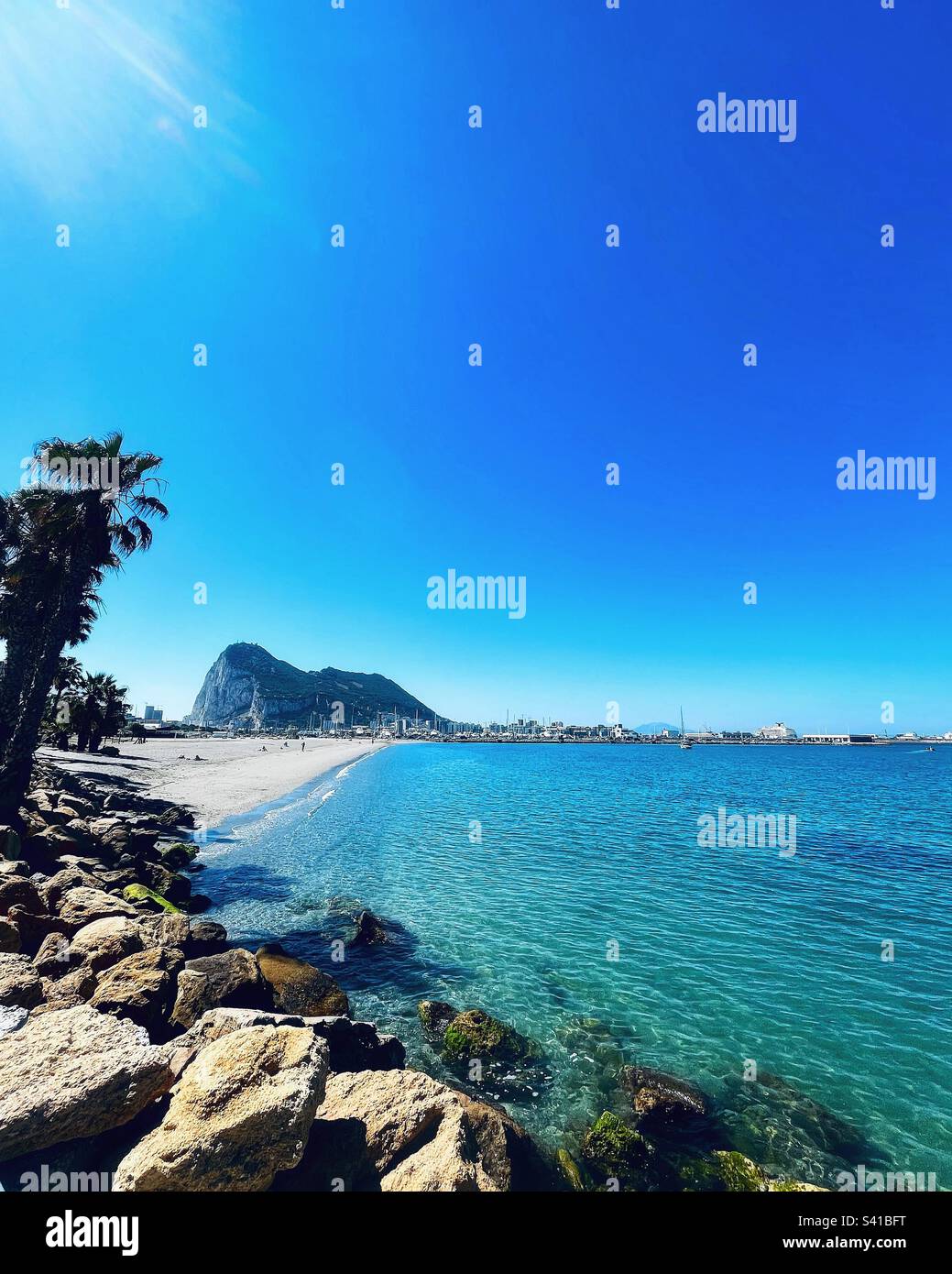 La Línea de la Concepción in Spanien mit Blick auf den Felsen von Gibraltar an klaren Tagen Stockfoto