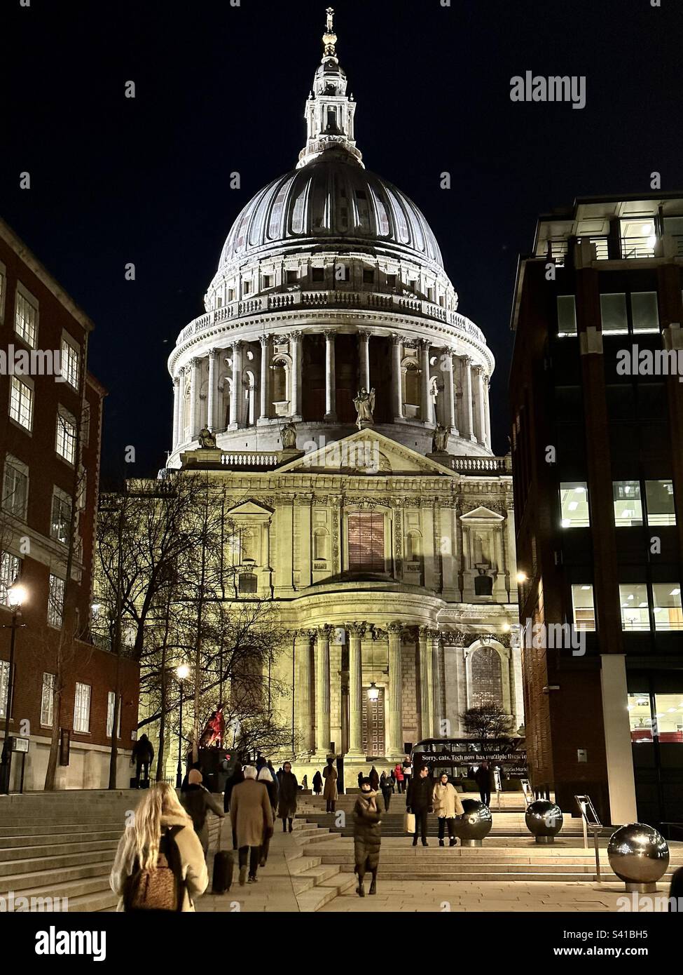 St Paul's Cathedral bei Nacht - Smartphone-aufgenommenes Stockfoto