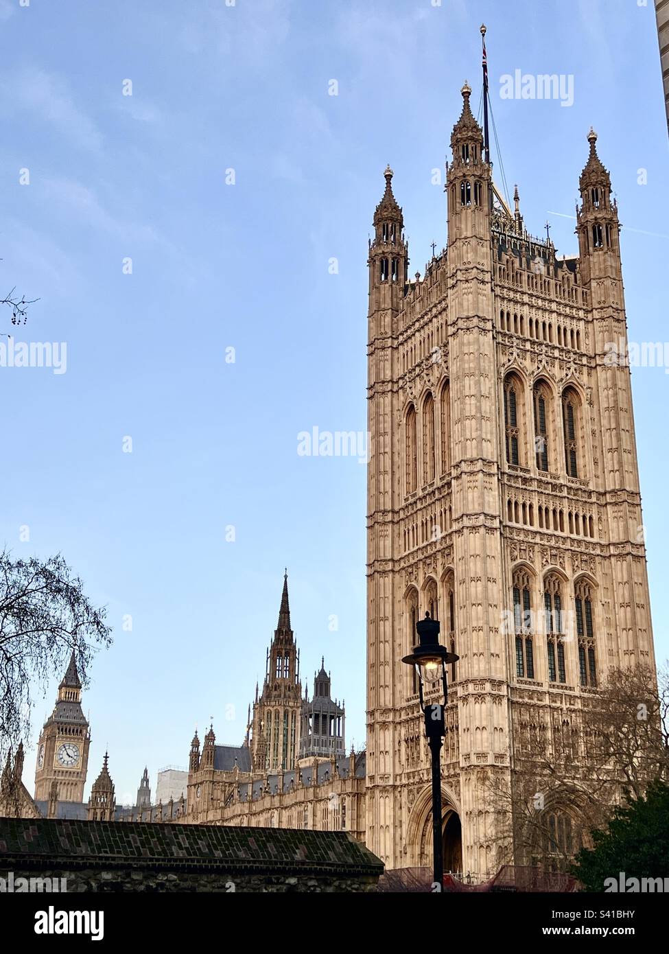 Victoria Tower und Big Ben (Elizabeth Tower) in Westminster London im Winter. Stockfoto