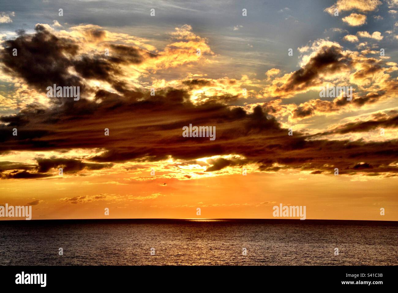 Sonnenuntergang mit einer dramatischen Wolkenschicht über der Karibik Stockfoto