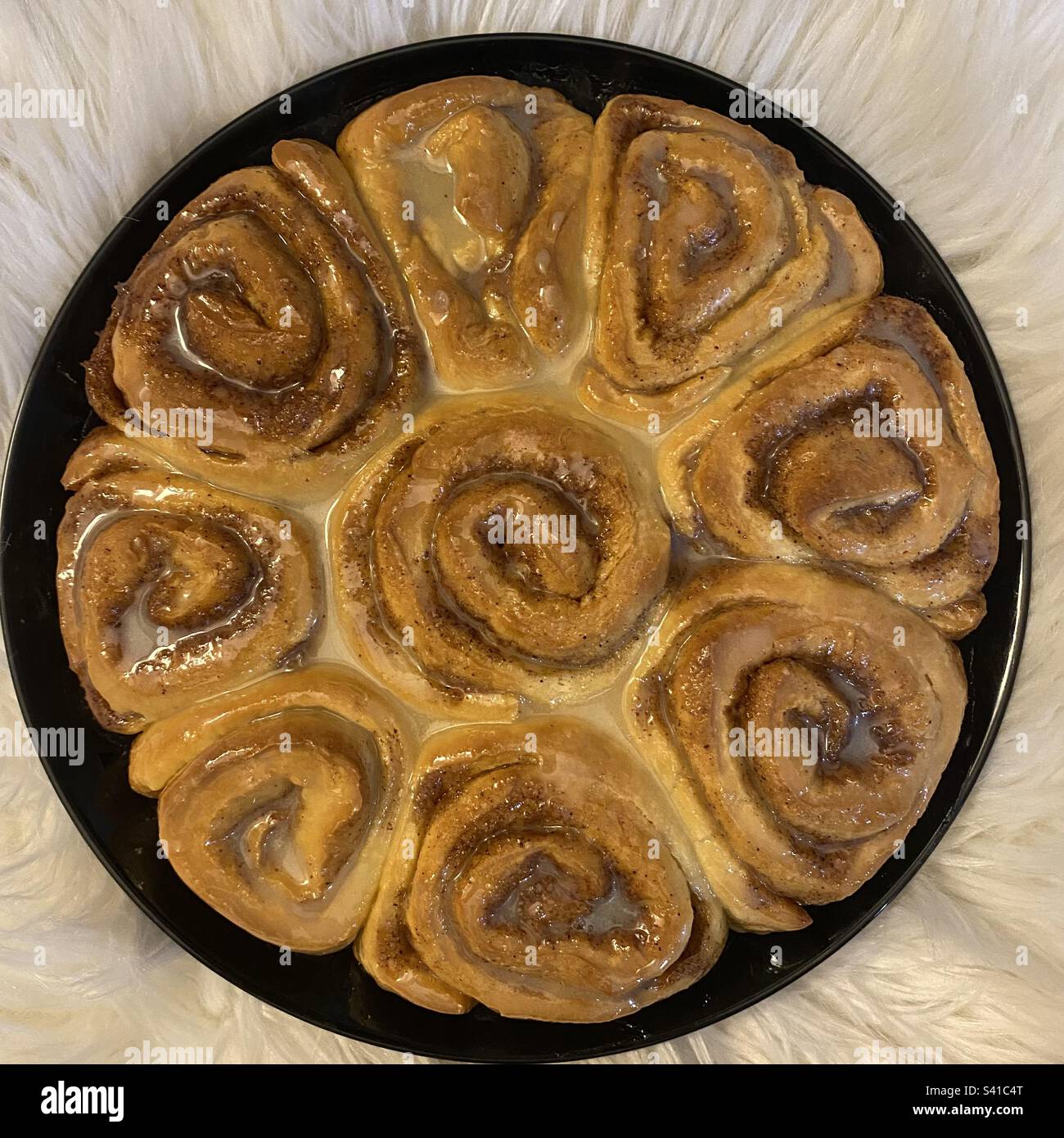 Selbstgebackene Zimtschnecken Stockfoto