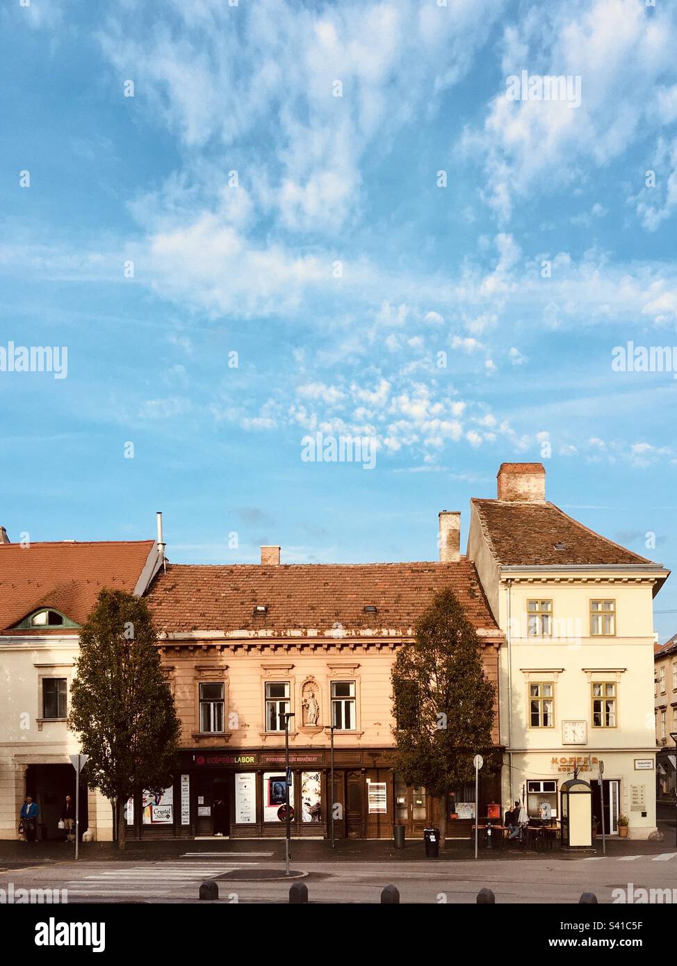 Alte Häuser von Varkerulet mit Himmelskopierraum, Sopron, Ungarn - Smartphone-aufgenommenes Stockfoto
