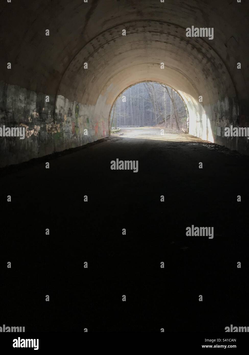 Licht am Ende eines Tunnels. Stockfoto