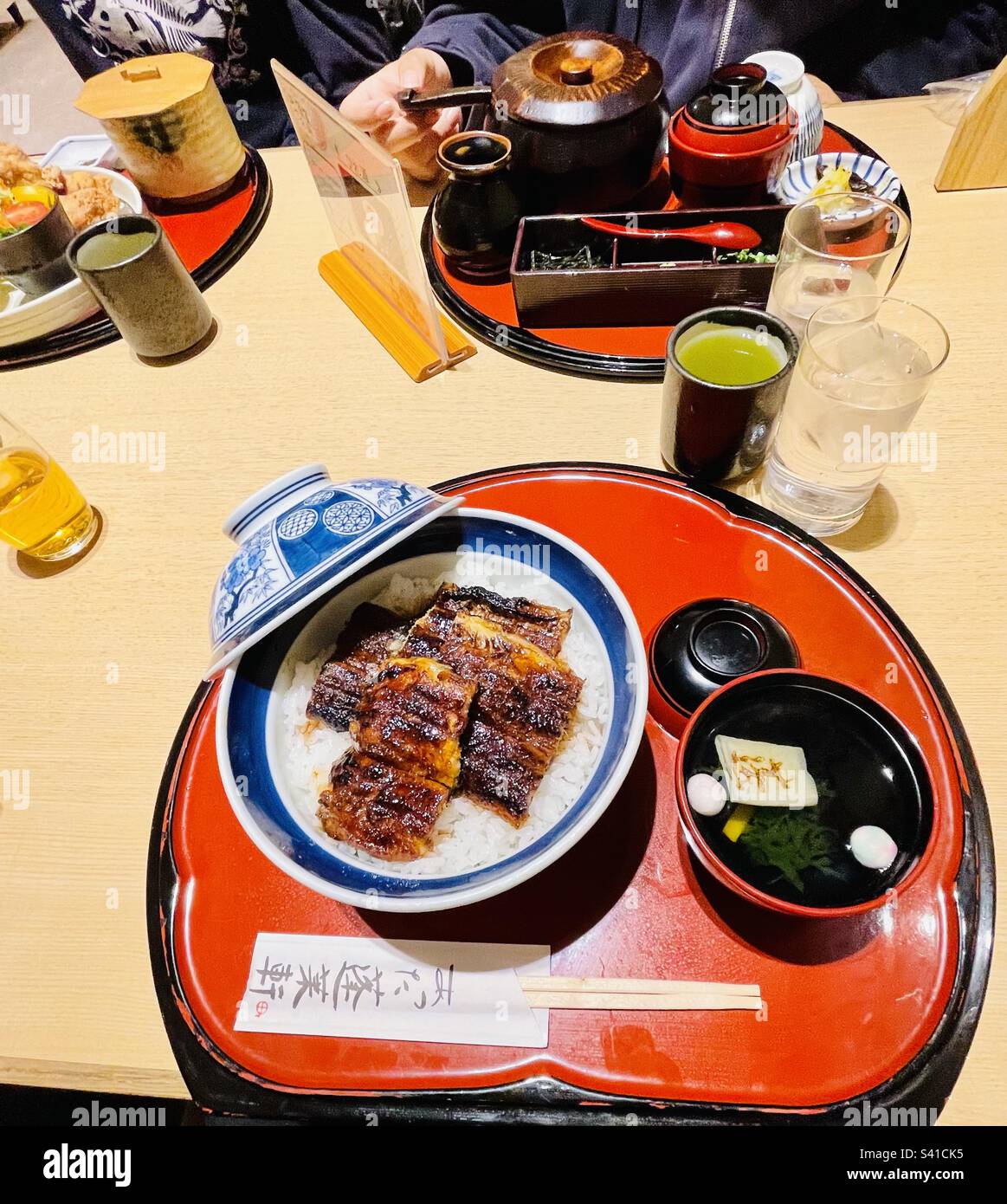 Ein traditionelles japanisches Mittagessen mit Unagi (japanischer Aal), Miso-Suppe und Reis. - Smartphone-aufgenommenes Stockfoto