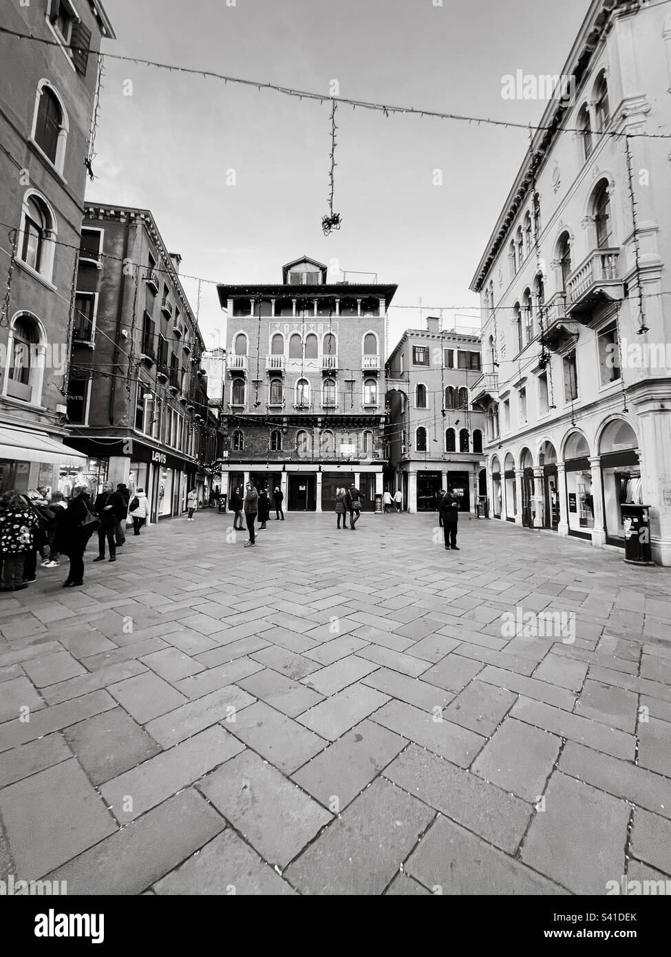 Platz in Venedig. Bearbeiten in Schwarzweiß. - Smartphone-aufgenommenes Stockfoto