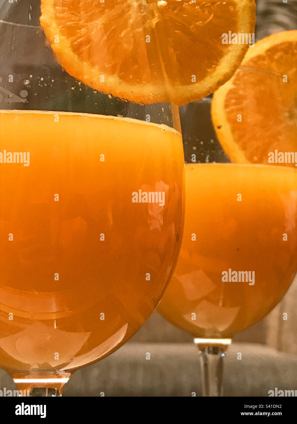 Zwei Gläser Orangensaft. - Smartphone-aufgenommenes Stockfoto