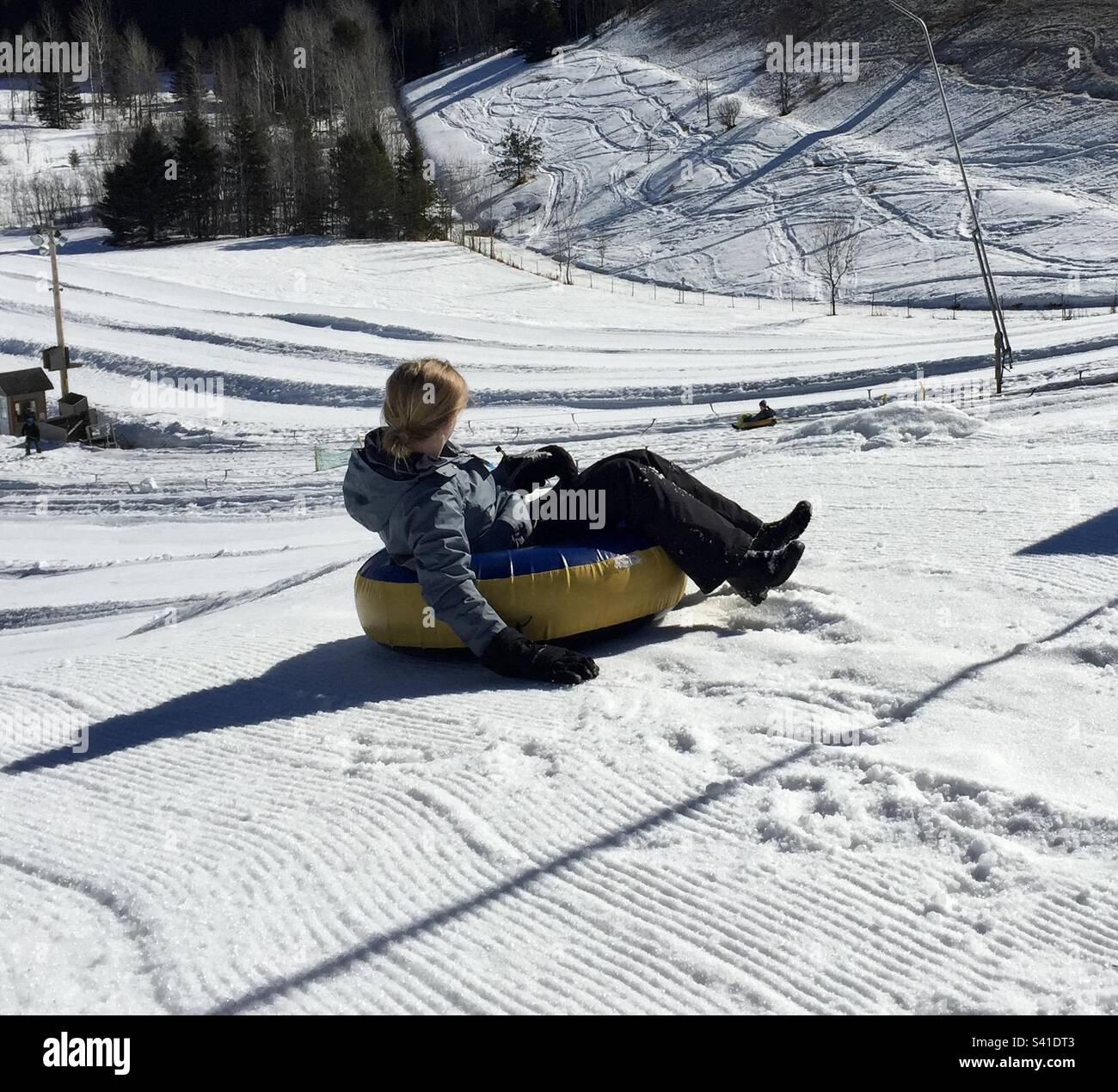 Tubing am hellen Wintertag. Stockfoto