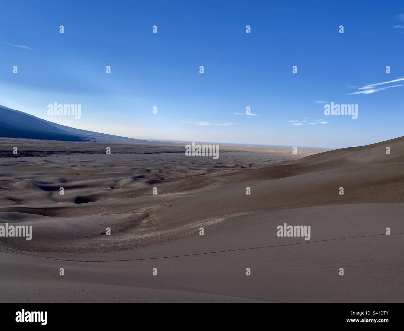 Sanddünen mit klarem blauen Himmel Stockfoto