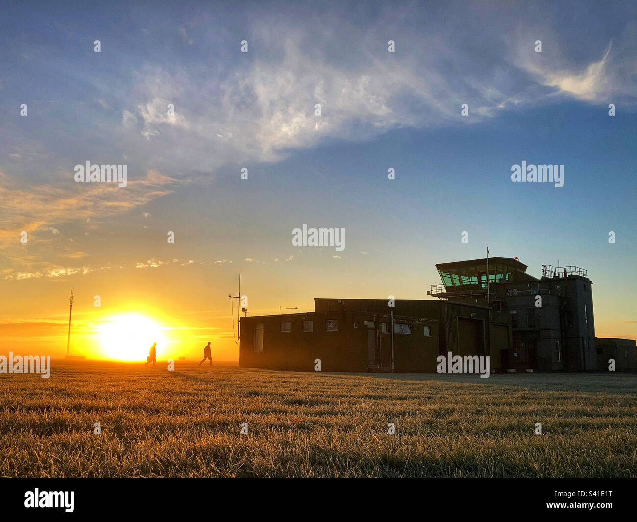 Sonnenaufgang am RAF Topcliffe Air Traffic Control Tower - Smartphone-aufgenommenes Stockfoto