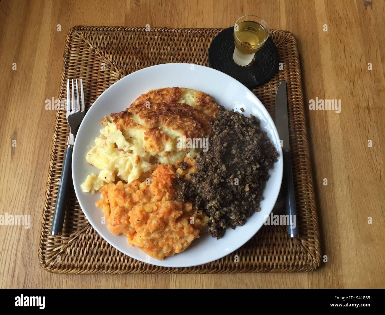 Haggis mit Neeps und Tatties, kartoffelpüree mit kohlrüben und Karotten und Kartoffelpüree, traditionelles Burns Supper am 25. Januar. Pic1. Stockfoto