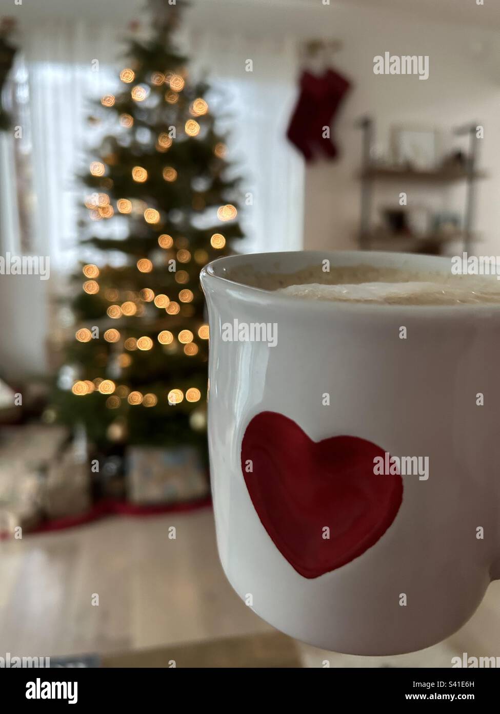 Warmer Latte am Weihnachtsmorgen Stockfoto