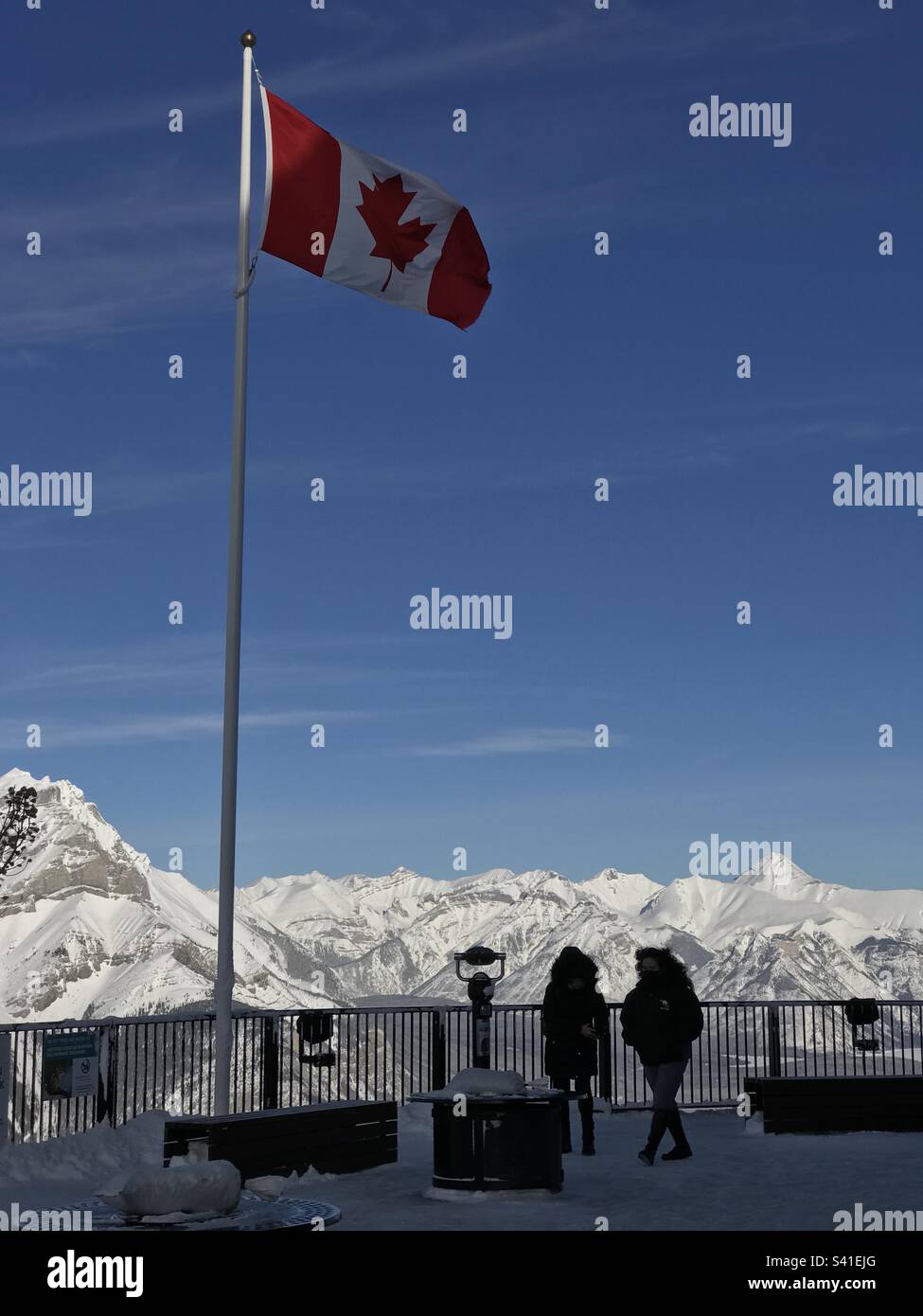 Gipfel des Berges in der Banff Gondola im Winter. Blauer Himmel, kanadische Flagge und weiße Rockies – Alberta, Kanada Stockfoto