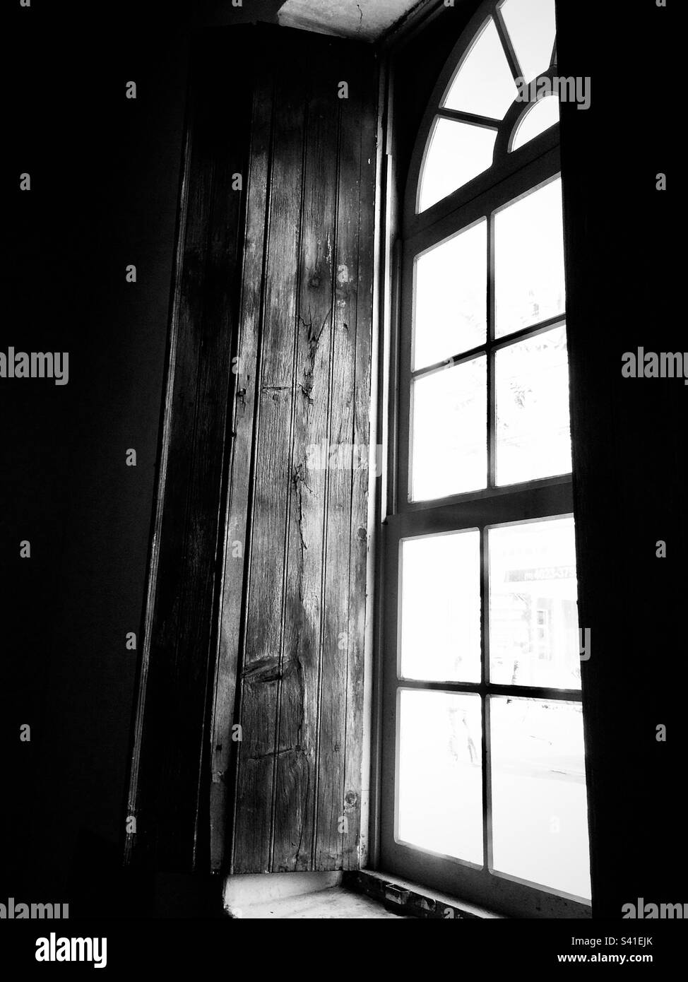 Großes rustikales altes Holzfenster mit Glas in Schwarz und Weiß mit eindringendem Licht Stockfoto