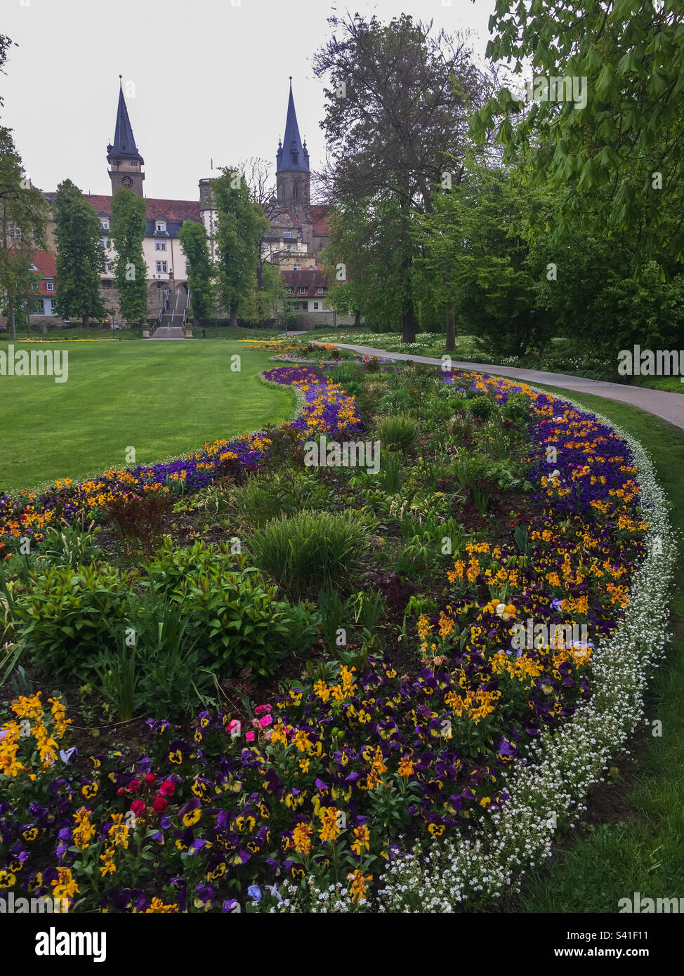 Blumenbeet in einem Park im Frühling - Smartphone-aufgenommenes Stockfoto