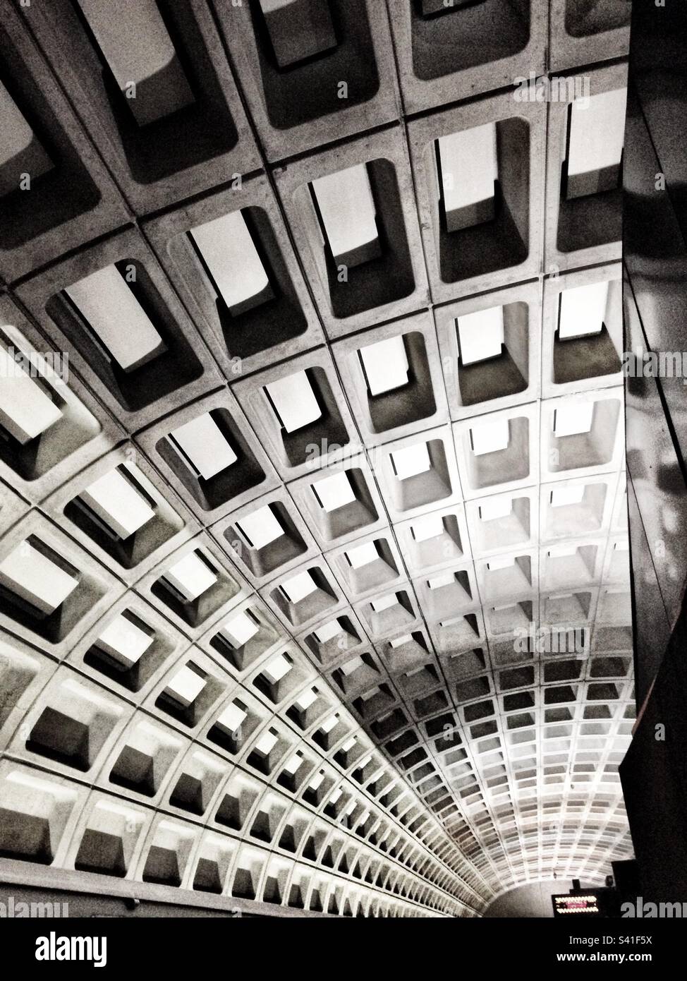 Geometrisches Muster der Betondecke, unterirdisch für Washington DC. U-Bahn-Station - Smartphone-aufgenommenes Stockfoto