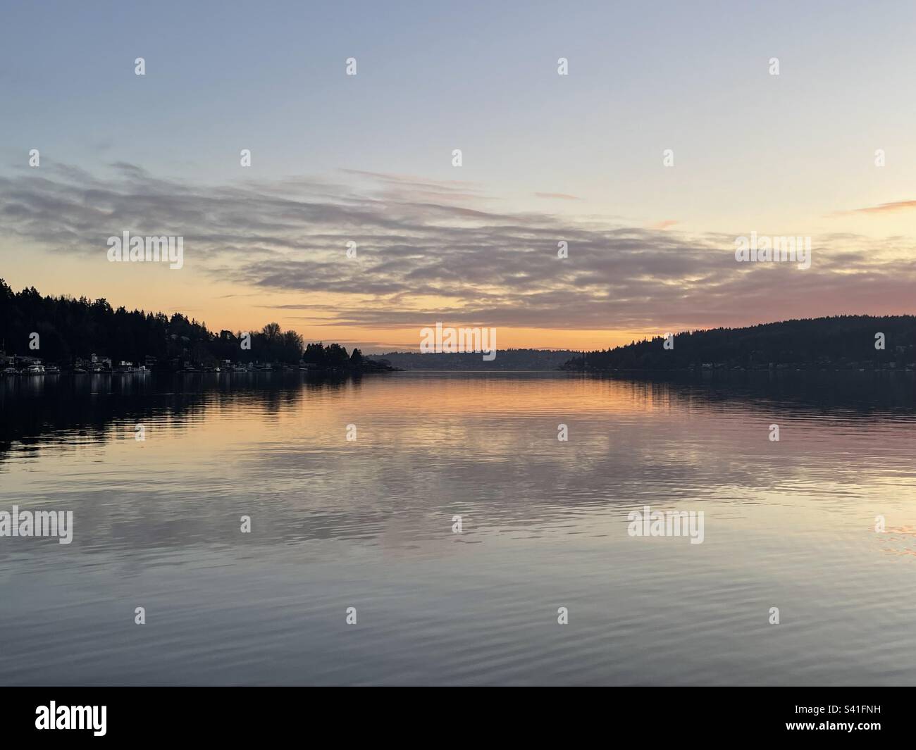 Blick auf den Sonnenuntergang im Newcastle Beach Park. Stockfoto